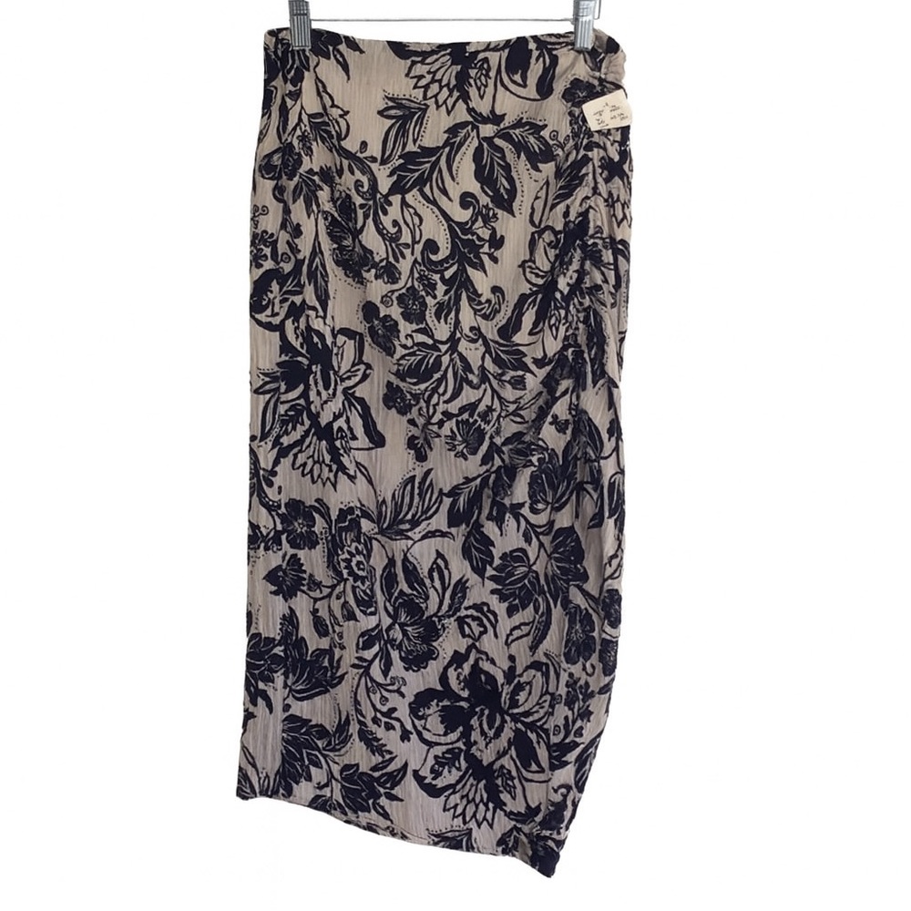 Waist 29” Zara Black and Ivory Textured Floral Midi Skirt Size Medium